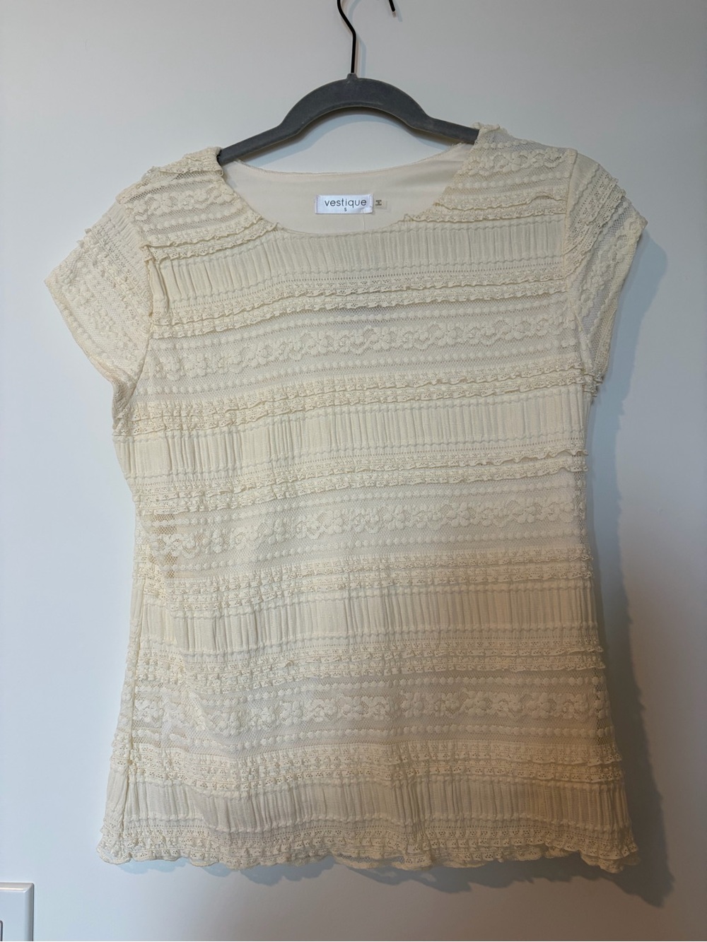 NWT Vestique boutique cream lacy top in small.